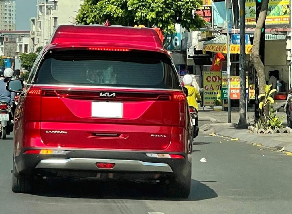 kia-carnival-2022-ky-hieu-royal-la-mat-tai-viet-nam-1